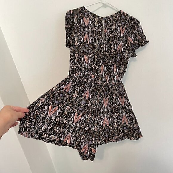 LUSH Black Multi Paisley Floral Short Sleeve Boho Surplice / Faux Wrap Romper L - Picture 11 of 13